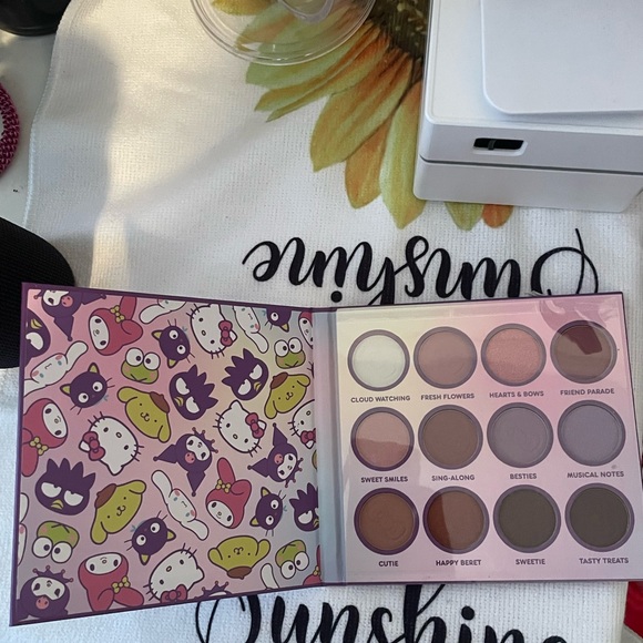Hello Kitty Eyeshadow Palette - Soft Pink and Brown Tones - Picture 1 of 4